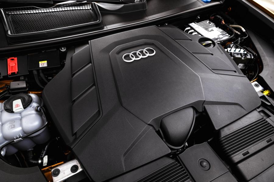 Моторный отсек Audi Q8 55 TFSI Quattro S-Line 2019 года  (LA) (фото 13 из 21)
